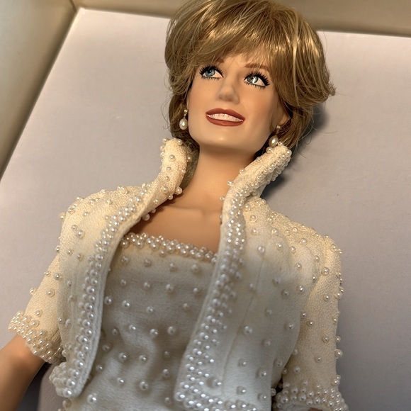 NEW IN BOX Princess Diana collector doll - Picture 7 of 8
